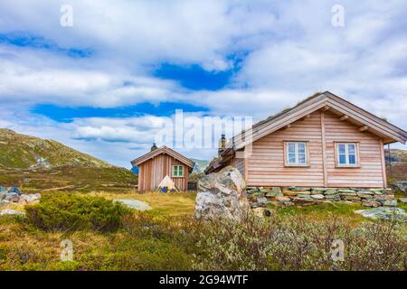 Incredibile Vavatn paesaggio vista panoramica cottage e montagne con neve durante l'estate in Norvegia Hemsedal. Foto Stock