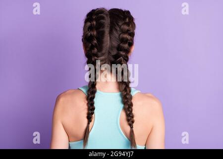 Indietro vista foto di giovane donna che indossa trecce singlet isolate su sfondo color viola pastello Foto Stock