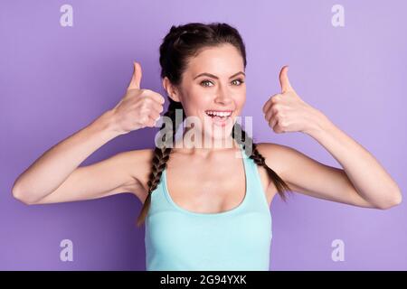 Ritratto fotografico di giovane donna che indossa trecce singlet mostrando il pollice-up segno isolato su sfondo color viola pastello Foto Stock