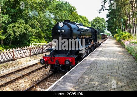 Il treno a vapore Poppy Line, il treno a vapore Royal Norfolk Regiment, visto alla stazione Holt di Norfolk, è stato preso il 9 luglio 2021. Foto Stock
