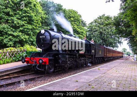 Il treno a vapore Poppy Line, 'The Royal Norfolk Regiment' visto in attesa alla stazione di Holt a Norfolk, preso il 9 luglio 2021. Foto Stock