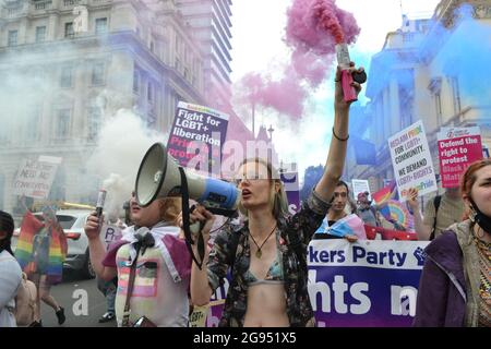 Londra, Inghilterra. 24 luglio 2021. Manifestanti al reclamo di Pride march a Londra . Credit: Jessica Girvan/Alamy Live News Foto Stock