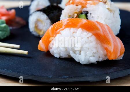 varietà di sushi con wasabi e dire souce Foto Stock