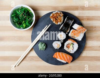 varietà di sushi con wasabi e dire souce Foto Stock