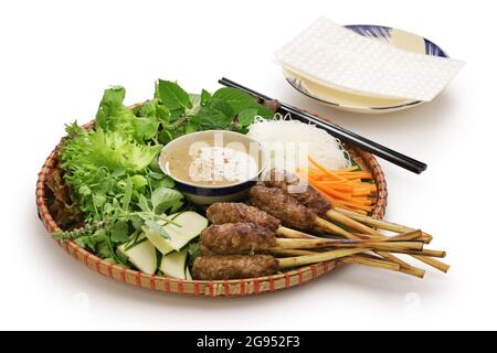 nem lui fue, salsicce di maiale tritate alla griglia su spiedini di citronella, cucina vietnamita Foto Stock