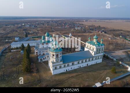 Sopra le antiche chiese del monastero Nikolo-Vyazhishchsky in aprile. Vyazhishchi. Regione di Novgorod, Russia Foto Stock