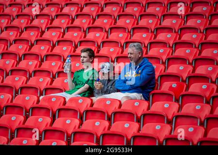 24 luglio 2021; Bet365 Stadium, Stoke, Staffordshire, Inghilterra; Calcio pre-stagione amichevole, Stoke City contro Aston Villa; UNA famiglia di tifosi Stoke arriva presto Credit: Action Plus Sports Images/Alamy Live News Foto Stock