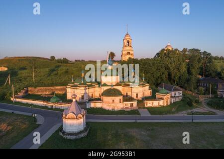 Vista degli antichi templi della città di Staritsa in una mattina di luglio (girato da un quadricottero). Regione Tver, Russia Foto Stock