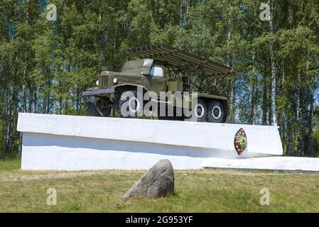 VELIZH, RUSSIA - 04 LUGLIO 2021: Monumento al Katyusha - guardie lanciarazzi in un giorno di sole luglio Foto Stock