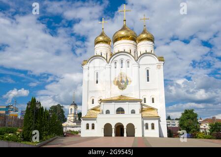 BRYANSK, RUSSIA - 05 LUGLIO 2021: Cattedrale della Trinità che dà la vita in un giorno di luglio soleggiato Foto Stock