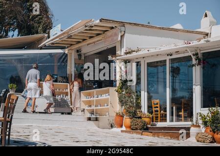 Ana Mera, Grecia - 24 settembre 2019: Persone che entrano nel negozio di souvenir di Ana Mera, una città sull'isola greca di Mykonos famosa per i suoi monasteri, ON Foto Stock