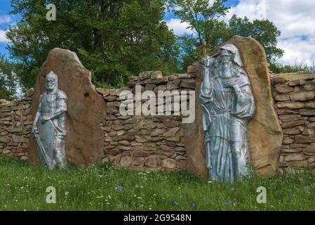 MTSENSK, RUSSIA - 06 LUGLIO 2021: Antico guerriero russo e san Kuksha - un monumento in onore dell'850° anniversario della città di Mtsensk Foto Stock