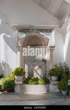 Ana Mera, Grecia - 24 settembre 2019: Fontana da bere ornata nel Monastero di Panagia Tourliani, una chiesa imbiancata e monastero di Mykonos risalente al 1800 Foto Stock