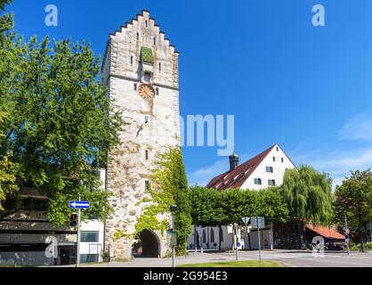 Ravensburg città d'estate, Baden-Wurttemberg, Germania, Europa. Vista panoramica della torre Untertor nel centro di Ravensburg. Le porte della città vecchia sono cresciute di edera Foto Stock