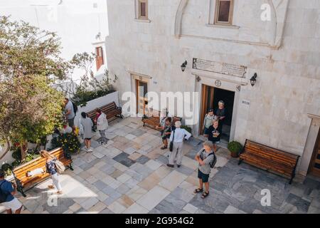 Ana Mera, Grecia - 24 settembre 2019: Vista ad alto angolo della gente al cortile del monastero di Panagia Tourliani, una chiesa imbiancata e monastero o Foto Stock