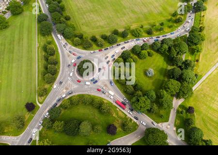 Vista aerea di una trafficata strada di campagna rotonda all'ora di punta con coda di traffico Foto Stock