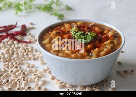 Un sugo con fagioli bianchi di cowpea anche noto come pisello dagli occhi neri. I fagioli di cowpea bolliti sono bolliti in un ricco sugo di cipolle, pomodori, cocco e spezie. GA Foto Stock