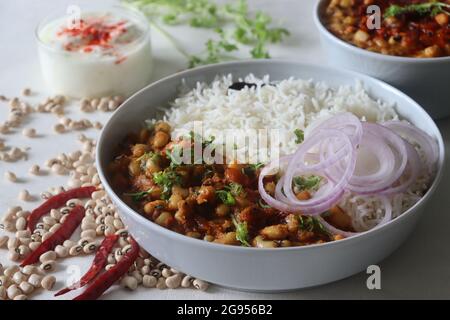 Un sugo con fagioli bianchi di cowpea anche noto come pisello dagli occhi neri. I fagioli di cowpea bolliti sono bolliti in un ricco sugo di cipolle, pomodori, cocco e spezie. Se Foto Stock