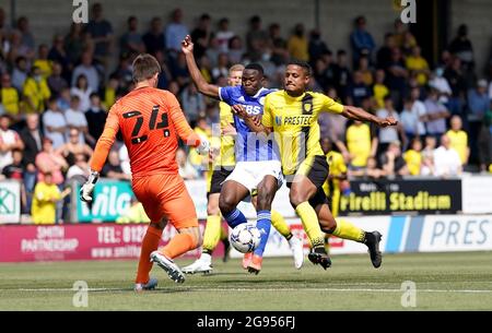 Patson Daka (centro) di Leicester City e Michael Mancienne di Burton Albion combattono per la palla durante la partita pre-stagione allo stadio Pirelli, Burton-upon-Trent. Data immagine: Sabato 24 luglio 2021. Foto Stock