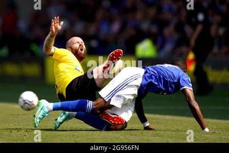 Tawanda Masawanhi di Leicester City (a destra) e John Brayford di Burton Albion si battono per la palla durante la partita pre-stagione allo stadio Pirelli, Burton-upon-Trent. Data immagine: Sabato 24 luglio 2021. Foto Stock