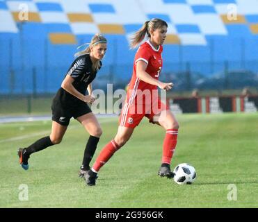 Cardiff, Galles. 4 giugno 2019. Gemma Evans of Wales Donne in azione durante il Women's International friendly match tra le donne del Galles e le donne della Nuova Zelanda al Cardiff International Sports Campus, Cardiff, Galles, il 4 giugno 2019. Credito: Duncan Thomas/Majestic Media. Foto Stock