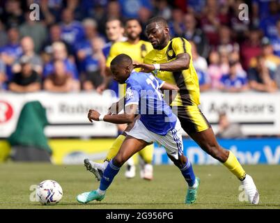 Tawanda Masawanhi di Leicester City (a sinistra) e Deji Oshilaja di Burton Albion combattono per la palla durante la partita pre-stagione allo Stadio Pirelli, Burton-upon-Trent. Data immagine: Sabato 24 luglio 2021. Foto Stock