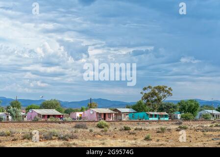 KLIPPLAAT, SUDAFRICA - 21 APRILE 2021: Case di città vicino alla linea ferroviaria a Klipplaat, nella provincia del Capo Orientale. Strada R338 ed edifici Foto Stock