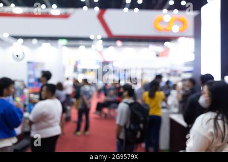 Abstract blur persone in sala esposizioni evento fiera expo sfondo. Fiera di affari, fiera di lavoro, o mercato azionario. Foto Stock