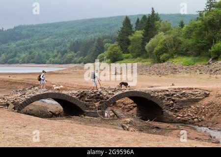 Tempo in Gran Bretagna: Lago artificiale di Llwyn Onn, Merthyr Tydfil, Galles del Sud. 24 luglio 2021. I livelli dell'acqua continuano a esaurire dopo l'onda di calore. Credit: Andrew Bartlett/Alamy Live News. Foto Stock