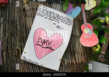 Un fan Amy lascia un messaggio di cuore. Decimo anniversario della morte di Amy Winehouse, Camden Square, Camden, Londra. REGNO UNITO Foto Stock