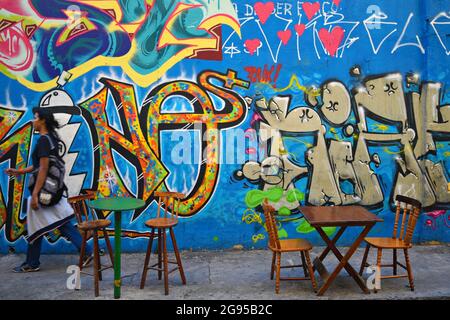 Colorato murale Street art nel quartiere di Santa Teresa, Rio de Janeiro Brasile. Foto Stock