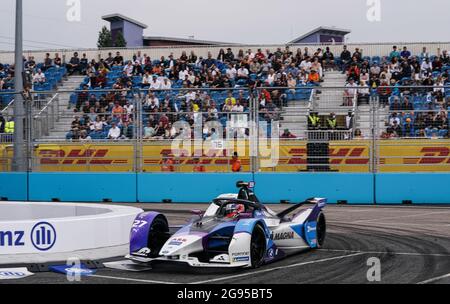 Il pilota BMW i Andretti Motorsport Jake Dennis è sulla strada della vittoria nell'e-Prix di Londra Heineken a Excel London. Data immagine: Sabato 24 luglio 2021. Foto Stock