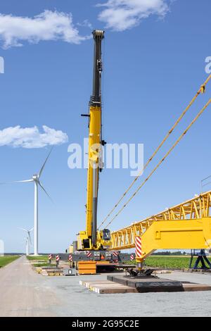 Cantiere olandese nuovo impianto di turbine eoliche con grande gru Foto Stock