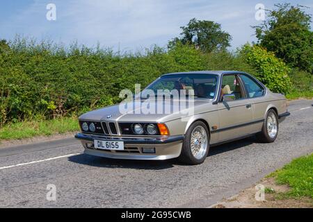 1986 80s anni ottanta BMW 635 2DR berlina 3430cc benzina 2DR coupé in rotta per Capesthorne Hall classica mostra di luglio, Cheshire, Regno Unito Foto Stock