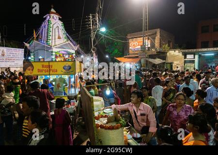 HOWRAH,BENGALA OCCIDENTALE,INDIA -15th APRILE 2018 : una bancarella stradale di Jhal muri , un delizioso piatto di Street food indiano bengalese, in vendita. Foto Stock