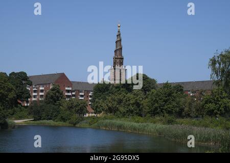 Copenhagen, Danimarca.24 Luglio 2021, Vista della salvezza mary chrch vors fresles herre kirke dal lago di Copenhagen Denmakr. (Foto..Francis Joseph Dea Foto Stock