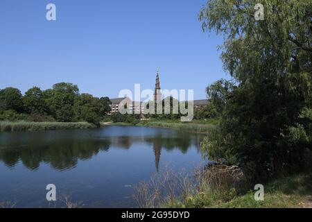 Copenhagen, Danimarca.24 Luglio 2021, Vista della salvezza mary chrch vors fresles herre kirke dal lago di Copenhagen Denmakr. (Foto..Francis Joseph Dea Foto Stock