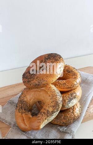 Bagel con semi di papavero su un tovagliolo Foto Stock