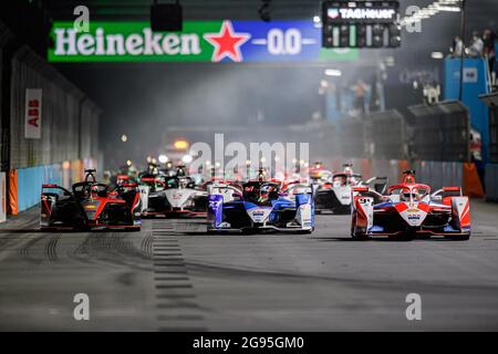 LONDRA, REGNO UNITO. 24 Luglio 2021. Jake Dennis della BMW i Andertti Motorsport (al centro) durante la gara 12: 2021 Heineken London e-Prix all'Excel Circuit sabato 24 luglio 2021 a LONDRA, INGHILTERRA. Credit: Taka G Wu/Alamy Live News Foto Stock