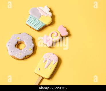 Bellissimi biscotti di pan di zenzero per una festa di bambini sotto forma di dolci, piatto. Foto Stock