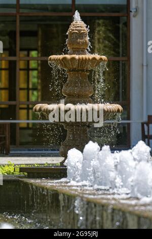 fontane decorative all'aperto giorno di sole Foto Stock