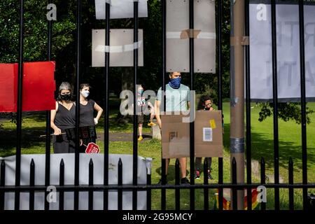Manifestanti brasiliani visti di fronte al Memoriale dei difensori dei diritti umani nei Giardini di Iveagh di Dublino, durante la dimostrazione.membri del BLF (fronte sinistro brasiliano) Gruppo e decine di manifestanti della comunità brasiliana di Dublino si sono riuniti oggi nei Giardini di Iveagh di fronte al Memoriale dei difensori dei diritti umani (che contiene una targa dedicata al politico e attivista brasiliano, Marielle Franco, assentato a Rio de Janeiro nel 2018). La protesta è stata una delle tante continue manifestazioni internazionali contro il presidente brasiliano, gli handli controversi di Jair Bolsonaro Foto Stock