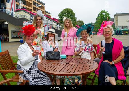 Ascot, Berkshire, Regno Unito. 24 luglio 2021. È stata una giornata impegnativa in quanto i corridori hanno goduto di una delle principali attrazioni estive del calendario delle corse al King George Weekend presso l'ippodromo di Ascot. Nonostante piovesse oggi, nel pomeriggio il sole tornò. Credit: Maureen McLean/Alamy Live News Foto Stock