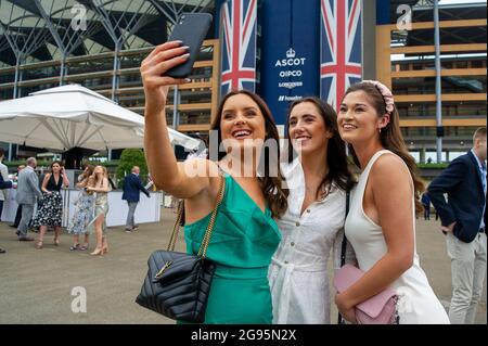 Ascot, Berkshire, Regno Unito. 24 luglio 2021. È stata una giornata impegnativa in quanto i corridori hanno goduto di una delle principali attrazioni estive del calendario delle corse al King George Weekend presso l'ippodromo di Ascot. Nonostante piovesse oggi, nel pomeriggio il sole tornò. Credit: Maureen McLean/Alamy Live News Foto Stock