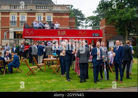 Ascot, Berkshire, Regno Unito. 24 luglio 2021. È stata una giornata impegnativa in quanto i corridori hanno goduto di una delle principali attrazioni estive del calendario delle corse al King George Weekend presso l'ippodromo di Ascot. Nonostante piovesse oggi, nel pomeriggio il sole tornò. Credit: Maureen McLean/Alamy Live News Foto Stock