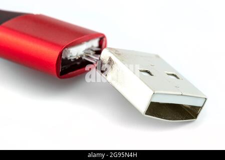 Immagine macro dell'estremità rossa danneggiata del cavo USB 2.0 tipo A, isolata su sfondo bianco. Foto Stock
