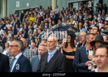 Ascot, Berkshire, Regno Unito. 24 luglio 2021. È stata una giornata impegnativa in quanto i corridori hanno goduto di una delle principali attrazioni estive del calendario delle corse al King George Weekend presso l'ippodromo di Ascot. Nonostante piovesse oggi, nel pomeriggio il sole tornò Foto Stock