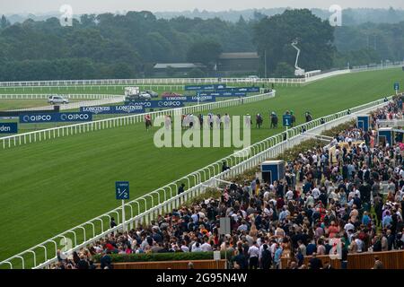 Ascot, Berkshire, Regno Unito. 24 luglio 2021. È stata una giornata impegnativa in quanto i corridori hanno goduto di una delle principali attrazioni estive del calendario delle corse al King George Weekend presso l'ippodromo di Ascot. Nonostante piovesse oggi, nel pomeriggio il sole tornò Foto Stock