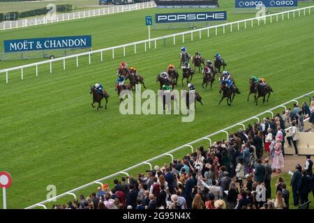 Ascot, Berkshire, Regno Unito. 24 luglio 2021. È stata una giornata impegnativa in quanto i corridori hanno goduto di una delle principali attrazioni estive del calendario delle corse al King George Weekend presso l'ippodromo di Ascot. Nonostante piovesse oggi, nel pomeriggio il sole tornò Foto Stock