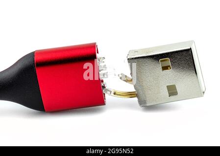 Immagine macro dell'estremità rossa danneggiata del cavo USB 2.0 tipo A, isolata su sfondo bianco. Foto Stock